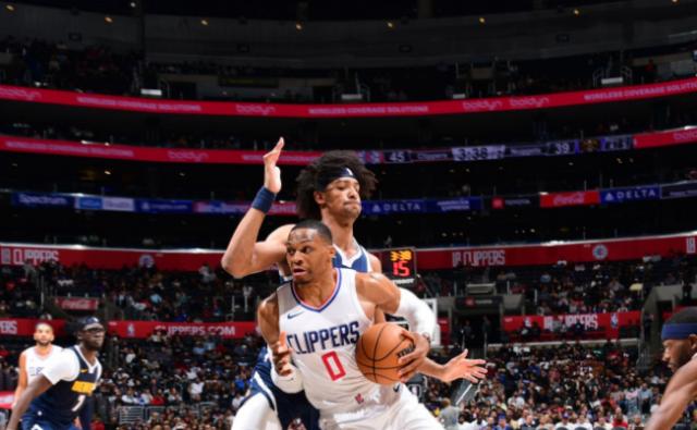 开云电子-17分钟7助攻！韦少找回自信 完全体快艇低调起航